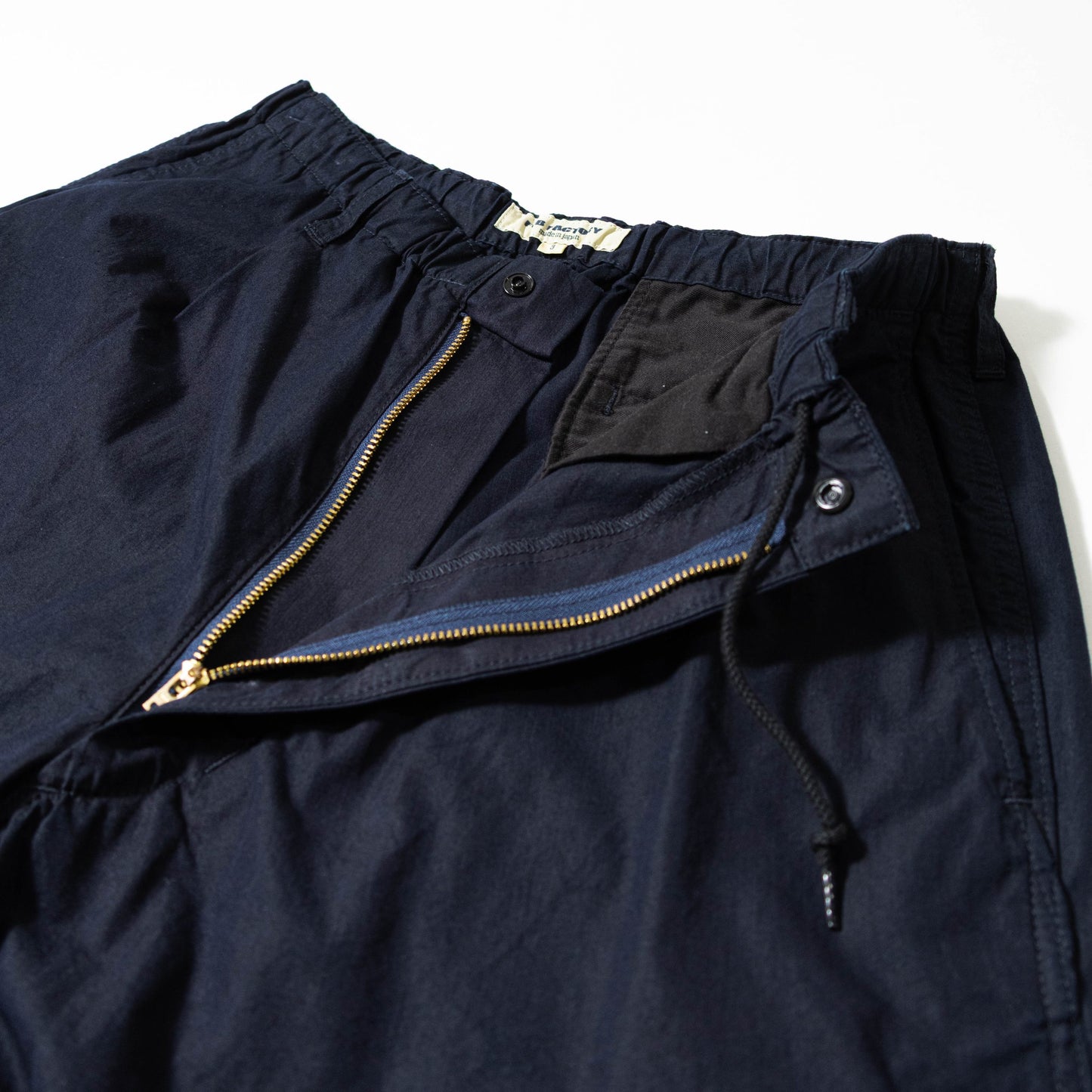 F0545 ID NYLON TUCK PANTS